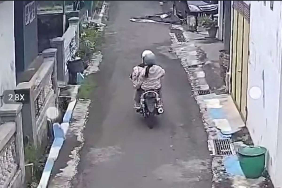 Rekaman CCTV yang diduga proses pembuangan bayi di Desa Ngijo, Kecamatan Karangploso. (ist) - Bayi Perempuan Cantik Dibuang di Depan Mushola Desa Ngijo Karangploso