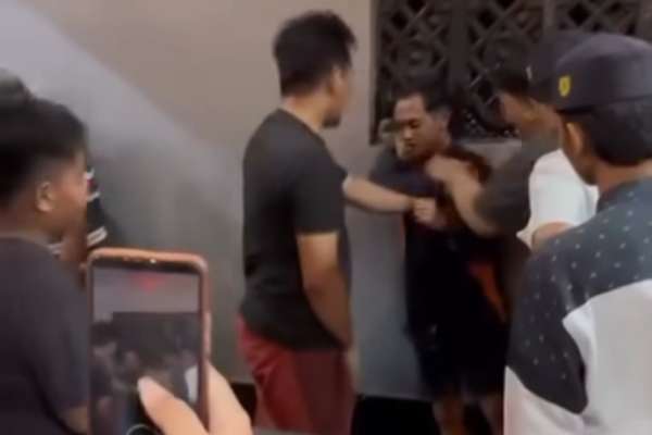 Saat warga menangkap RN, terduga pelaku pencurian kendaraan roda dua di Kecamatan Bululawang. (ist) - Diduga Hendak Curi Motor, Seorang Pemuda Diamuk Massa di Bululawang