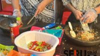 Salah satu warung makanan yang menyajikan cabai sebagai pelengkap cita rasa. (ws12) - Keluh Kesah Pedagang Makanan Imbas Cabai Melonjak Tembus Rp110.000/kg