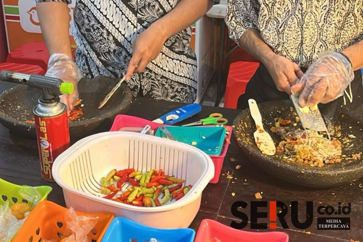 Salah satu warung makanan yang menyajikan cabai sebagai pelengkap cita rasa. (ws12) - Keluh Kesah Pedagang Makanan Imbas Cabai Melonjak Tembus Rp110.000/kg