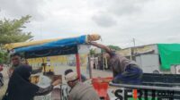 Satpol PP Pamekasan saat melakukan penertiban PKL di Arek Lancor ke Food Colony. (Seru.co.id/udi) - PKL Arek Lancor Pindah ke Food Colony Setelah Pengosongan Paksa