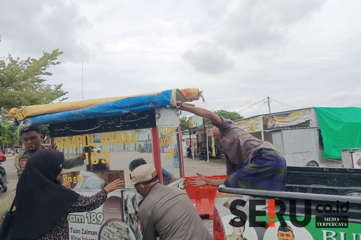 Satpol PP Pamekasan saat melakukan penertiban PKL di Arek Lancor ke Food Colony. (Seru.co.id/udi) - PKL Arek Lancor Pindah ke Food Colony Setelah Pengosongan Paksa