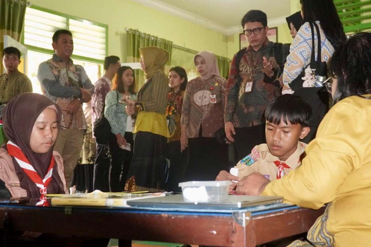 Sedang melakukan inovasi Jarik Ma’Siti. (Seru.co.id/pro) - Pendidikan Inklusif Jarik Ma’Siti Kota Malang Tembus Nominasi UNPSA 2025