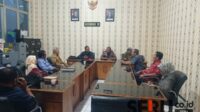 Sejumlah perwakilan nasabah Koperasi Raung Situbondo datangi Kantor DPRD Kabupaten Situbondo. (Seru.co.id/aza) - Tabungan Koperasi Miliaran Tidak Bisa dicairkan, Para Nasabah Ngadu ke Komisi II DPRD Situbondo