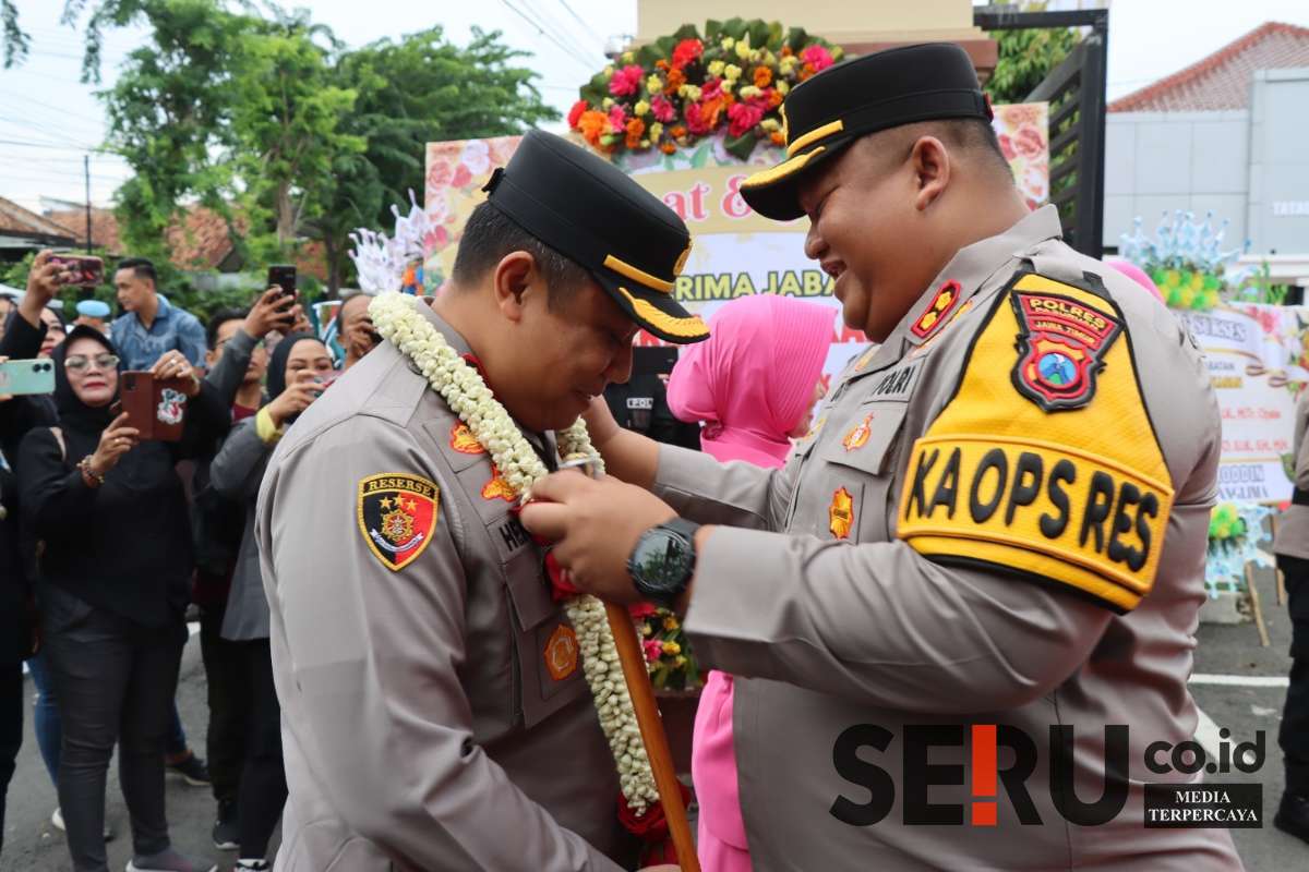 Serah terima Kapolres Pamekasan yang lama kepada Kapolres yang baru. (Seru.co.id/udi) - Serah Terima Jabatan Kapolres Pamekasan, AKBP Jazuli Dani Iriawan Pamit, AKBP Hendra Eko Triyulianto Resmi Jabat Kapolres Baru