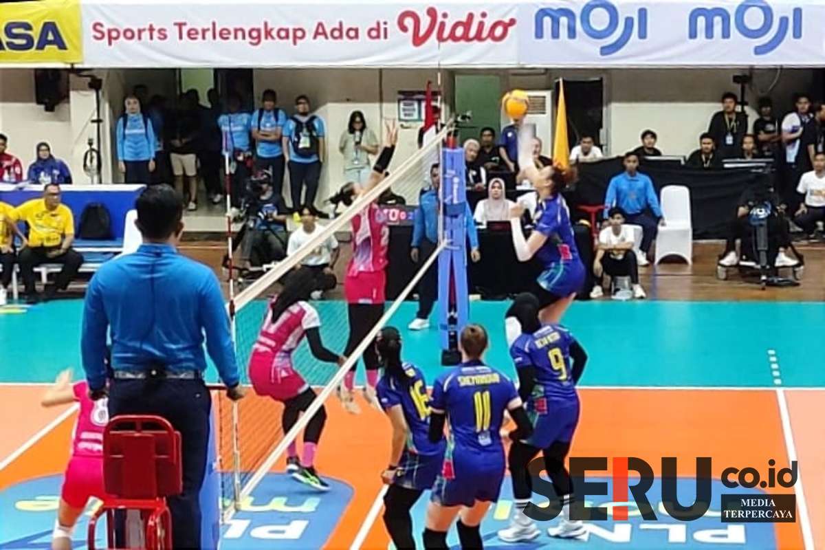 Serangan tim putri Jakarta Electric PLN membuat kewalahan Jakarta Livin Mandiri. (rhd) - Sapu Bersih Laga Kandang, Jakarta Electric PLN Bekuk Jakarta Livin Mandiri 3-0