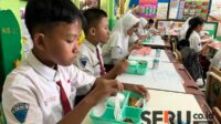 Siswa SDN 3 Lowokwaru sedang menyantap menu makan bergizi gratis. (ws12) - Makan Bergizi Gratis Kota Malang Dimulai, Sasar 430 Siswa SDN 3 Lowokwaru
