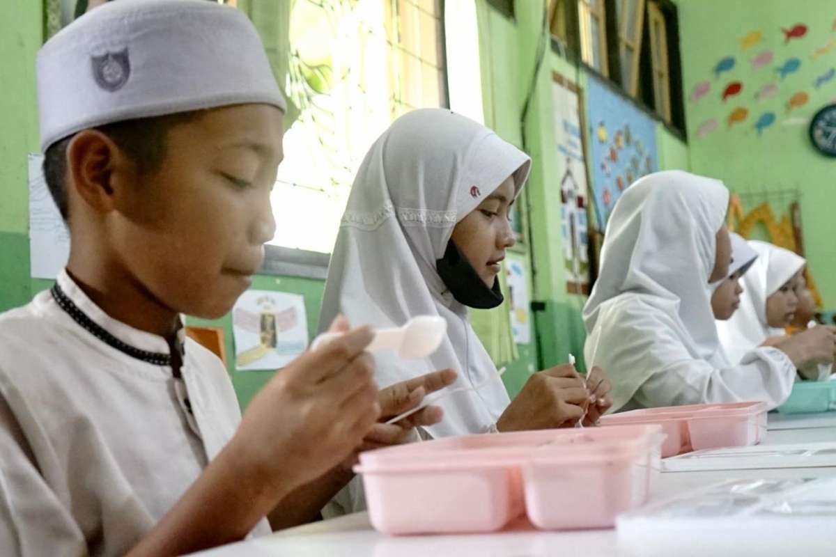 Kementerian PANRB Tinjau Program Makan Bergizi Gratis di Malang 1 Siswa SDN Lowokwaru 3 Kota Malang sedang makan siang gratis. (pro) - Kementerian PANRB Tinjau Program Makan Bergizi Gratis di Malang