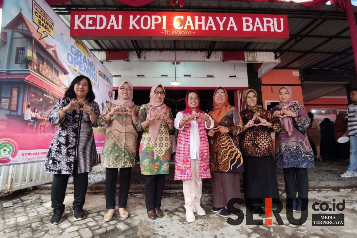 Sri Untari Bisowarno bersama para pengurus Kopmen SBW. (rhd) - Kopmen SBW Hadirkan Kedai Kopi Cahaya Baru, Ajak Generasi Muda Mengenal Koperasi