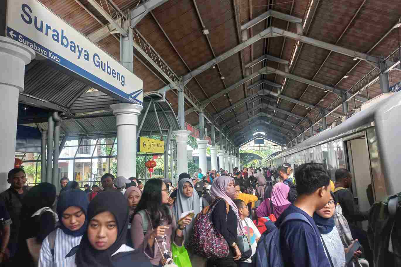KAI) Daerah Operasi (Daop) 8 Surabaya mencatat lonjakan penumpang signifikan selama libur panjang Isra Miraj dan Tahun Baru Imlek 2025