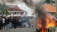 Suasana demonstrasi didepan gedung DPRD Pamekasan. (Seru.co.id/udi) - BEM Pamekasan Gelar Aksi Tuntut Perhatian Penataan PKL, 45 Anggota DPRD Tidak ada yang Menemui