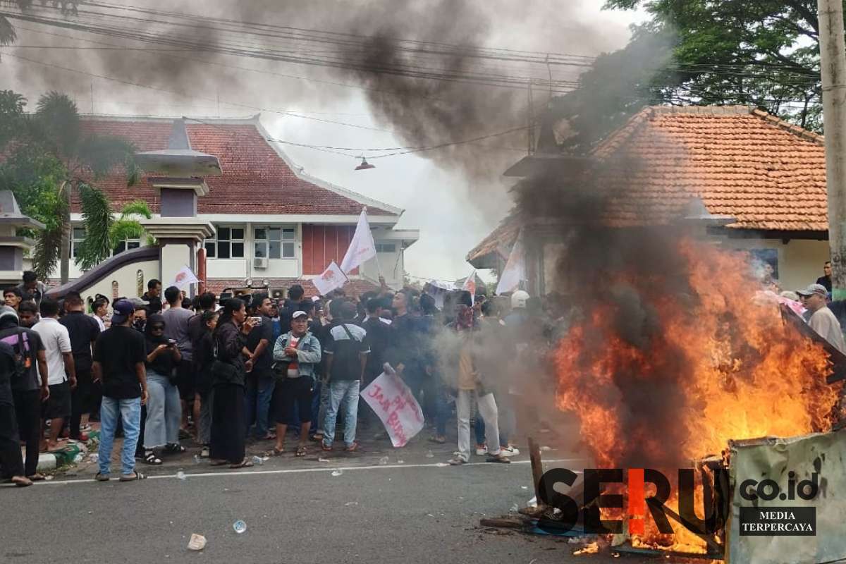 Suasana demonstrasi didepan gedung DPRD Pamekasan. (Seru.co.id/udi) - BEM Pamekasan Gelar Aksi Tuntut Perhatian Penataan PKL, 45 Anggota DPRD Tidak ada yang Menemui