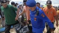Tim SAR gabungan saat mengevakuasi jenazah siswa yang meninggal dunia akibat tenggelam. (ist) - Wisata Berujung Maut, 13 Siswa SMPN 7 Mojokerto Terseret Ombak di Pantai Drini