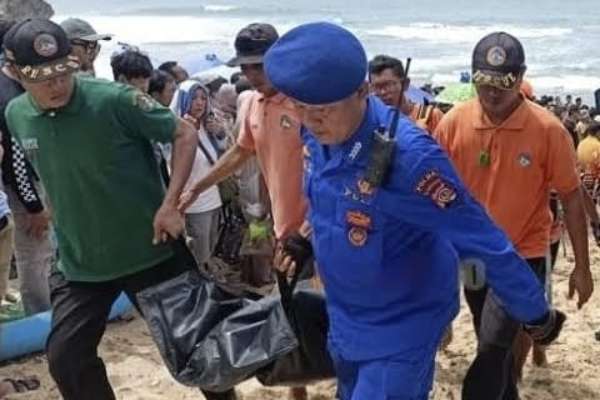 Tim SAR gabungan saat mengevakuasi jenazah siswa yang meninggal dunia akibat tenggelam. (ist) - Wisata Berujung Maut, 13 Siswa SMPN 7 Mojokerto Terseret Ombak di Pantai Drini