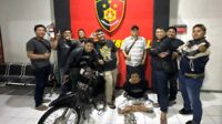 Tim Satreskrim Polresta Malang Kota menangkap pelaku, beserta barang bukti motor dan sepatu. (ist) - Pelaku Perusakan Signage Taman Galunggung Kota Malang Tertangkap, Frustasi Pengangguran Ditinggal Istri