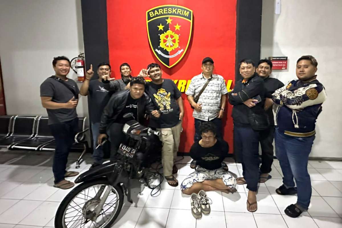 Tim Satreskrim Polresta Malang Kota menangkap pelaku, beserta barang bukti motor dan sepatu. (ist) - Pelaku Perusakan Signage Taman Galunggung Kota Malang Tertangkap, Frustasi Pengangguran Ditinggal Istri