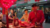 Semarak Jelang Imlek 2025, Penjual Ornamen di Pasar Atom Raup Omzet Besar