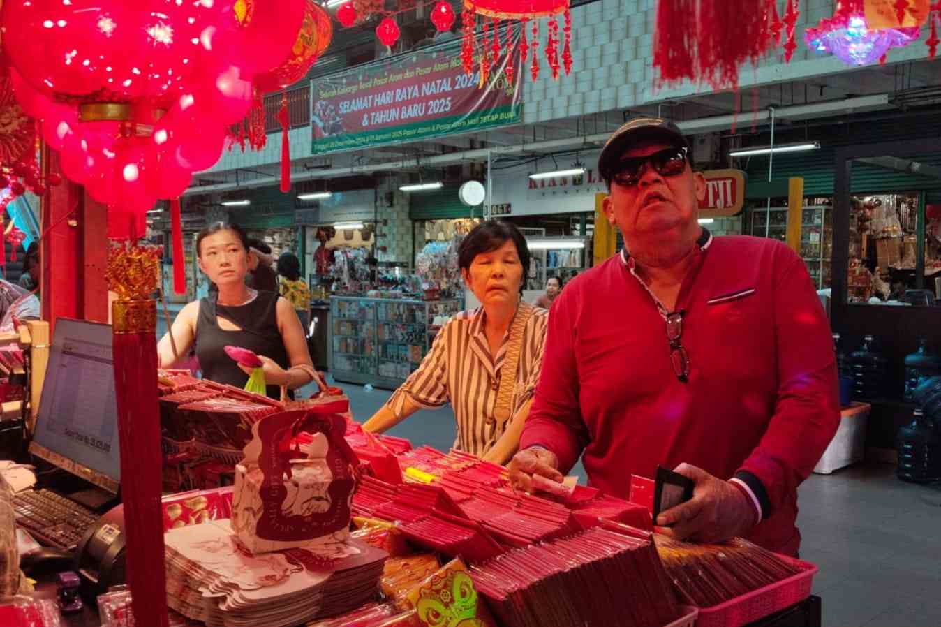 Semarak Jelang Imlek 2025, Penjual Ornamen di Pasar Atom Raup Omzet Besar