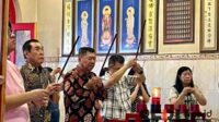 Umat tridharma sedang sembahyang Song Sen. (ska) - Jelang Imlek 2576, Klenteng Eng An Kiong Sembahyang Song Sen dan Pencucian Patung Dewa