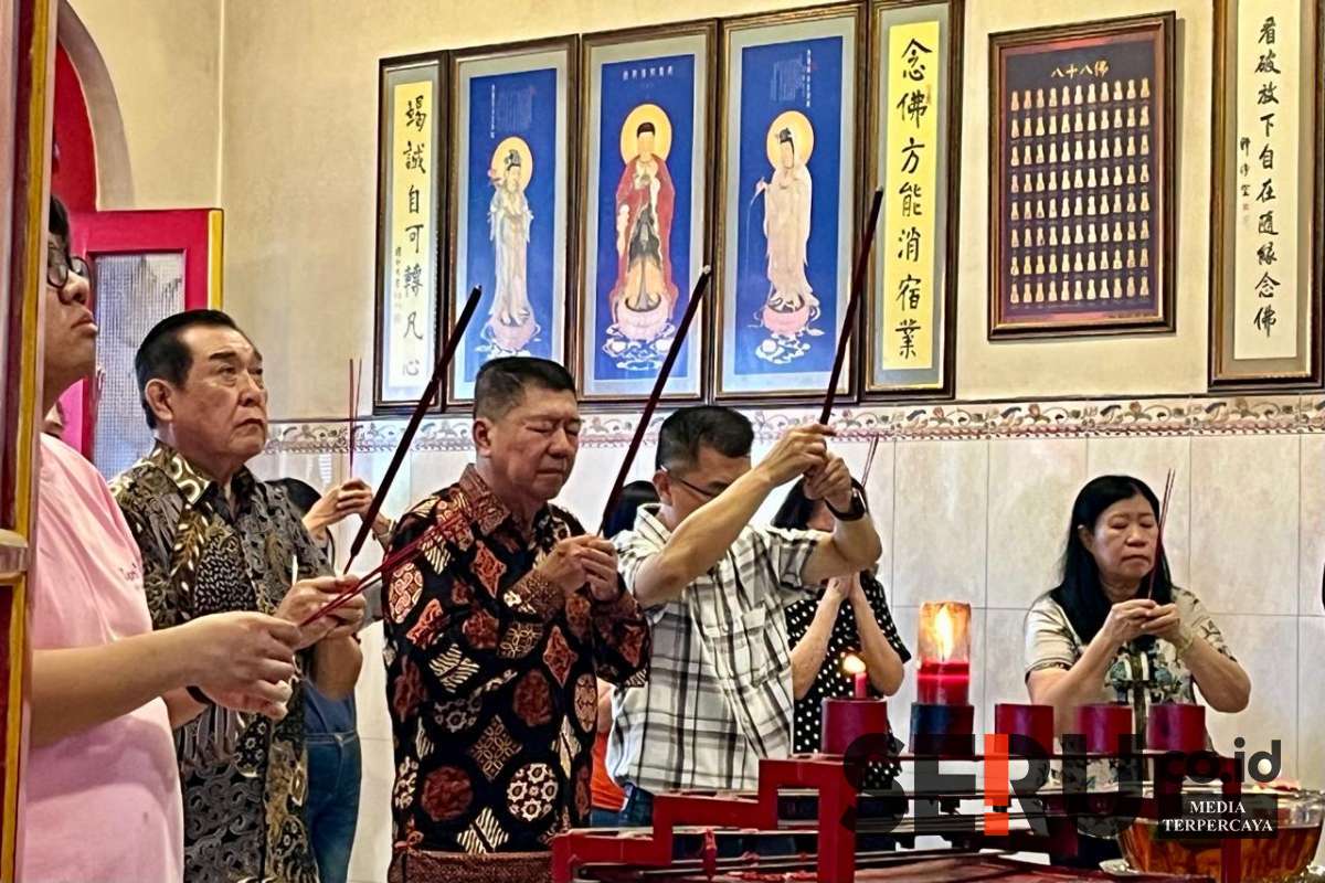 Umat tridharma sedang sembahyang Song Sen. (ska) - Jelang Imlek 2576, Klenteng Eng An Kiong Sembahyang Song Sen dan Pencucian Patung Dewa