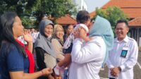 Usai Apel ASN Peduli dan Berbagi, perwakilan BKKBN Provinsi Jawa Timur menyapa masyarakat sekitar. (ist) - BKKBN Jawa Timur Apel ASN Peduli dan Berbagi, Dorong Kepedulian pada Masyarakat Sekitar