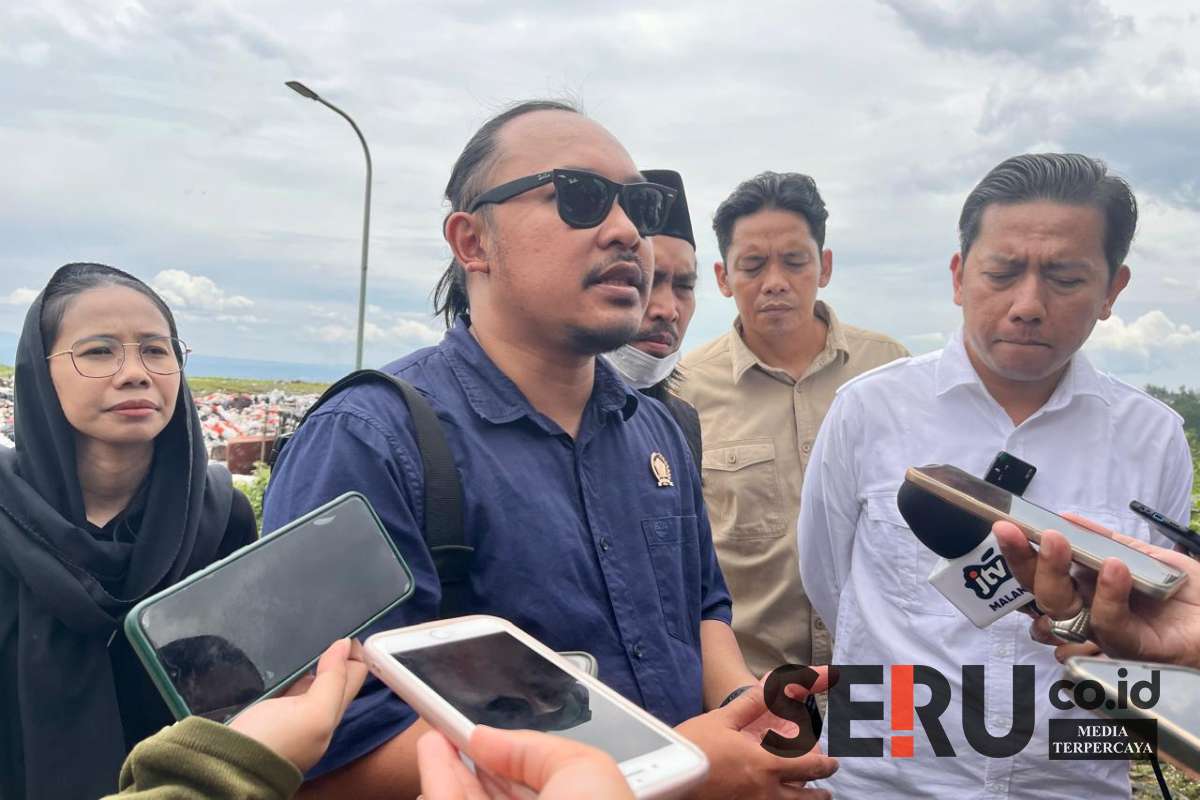 Wakil Ketua Komisi C, Dito Arief Nurrakhmadi, menjelaskan kepada media. (ska) - Usai Dengar Pendapat, Komisi C DPRD Kota Malang Tinjau Pengelolaan TPA Supit Urang