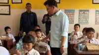 Wakil Presiden, Gibran Rakabuming sedang melakukan uji coba makan bergizi gratis kepada anak SD. (ist) - Ratusan Siswa di Kota Malang Akan Mulai Makan Bergizi Gratis pada Pekan Depan