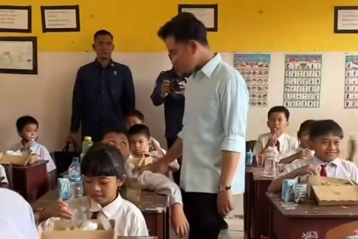 Wakil Presiden, Gibran Rakabuming sedang melakukan uji coba makan bergizi gratis kepada anak SD. (ist) - Ratusan Siswa di Kota Malang Akan Mulai Makan Bergizi Gratis pada Pekan Depan