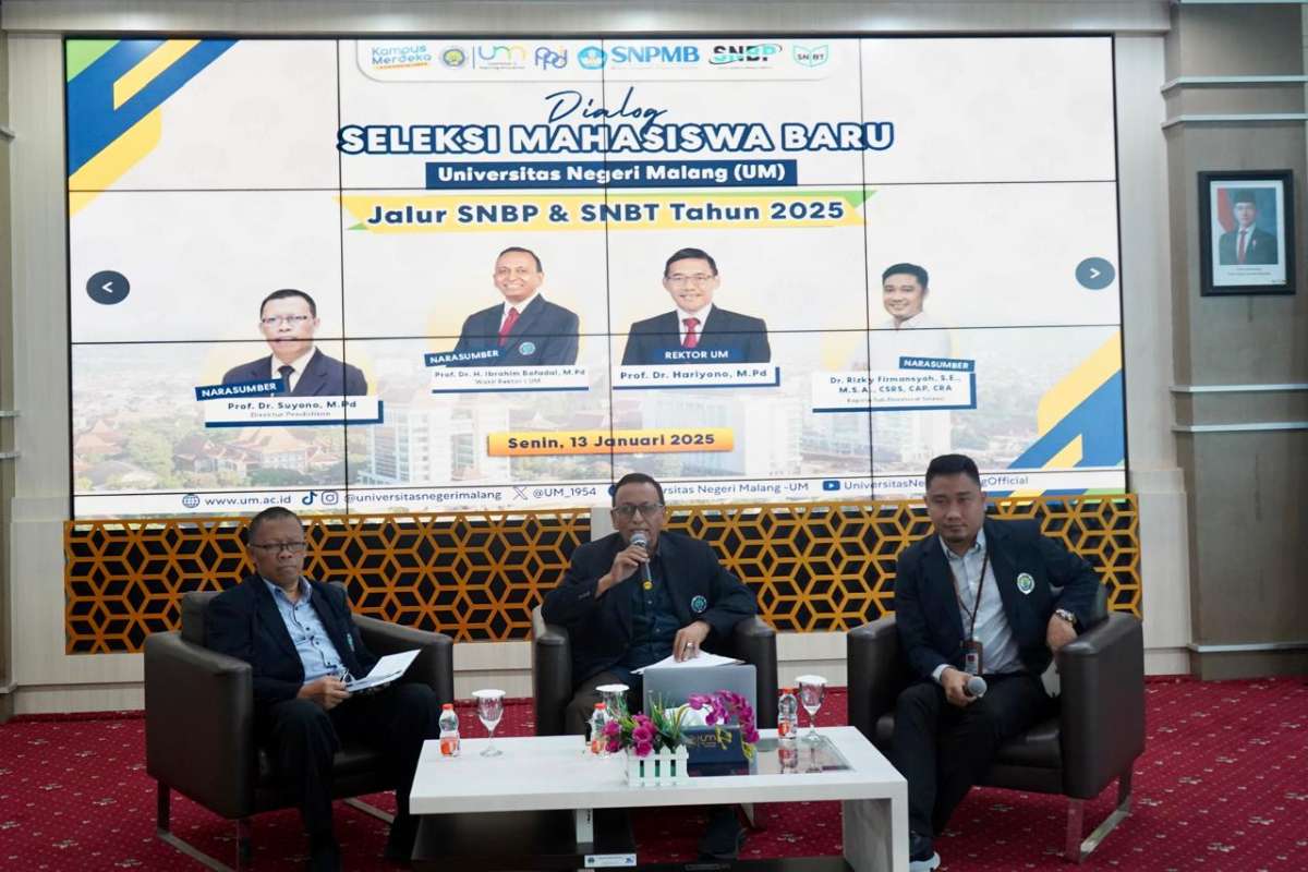 Wakil Rektor I UM, Prof. Dr. H. Ibrahim Bafadal, sedang menjelaskan kepada tamu yang hadir. (ist) - UM Sosialisasi SNPMB 2025, Daya Tampung 12.656 Mahasiswa Baru