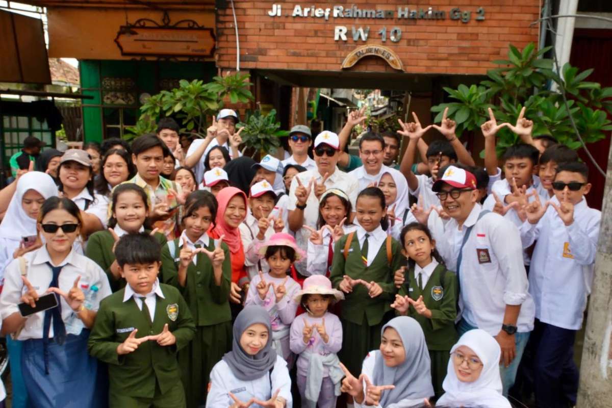 Wali Kota Malang terpilih, Wahyu Hidayat foto bersama dengan pengunjung yang hadir dari berbagai kalangan usia. (ist) - Walking Tour dan Festival Najaj Halokes, Cara Unik Promosikan Kayutangan Heritage