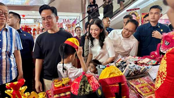 Wapres Gibran dan Pj. Gubernur Jatim Rasakan Hangatnya Imlek di Pasar Atom Surabaya