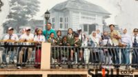 Warga Kota Malang berfoto bersama diatas jembatan ikon Kampung Sekabrom dalam walking tour. (ska) - Walking Tour dan Festival Najaj Halokes, Cara Unik Promosikan Kayutangan Heritage