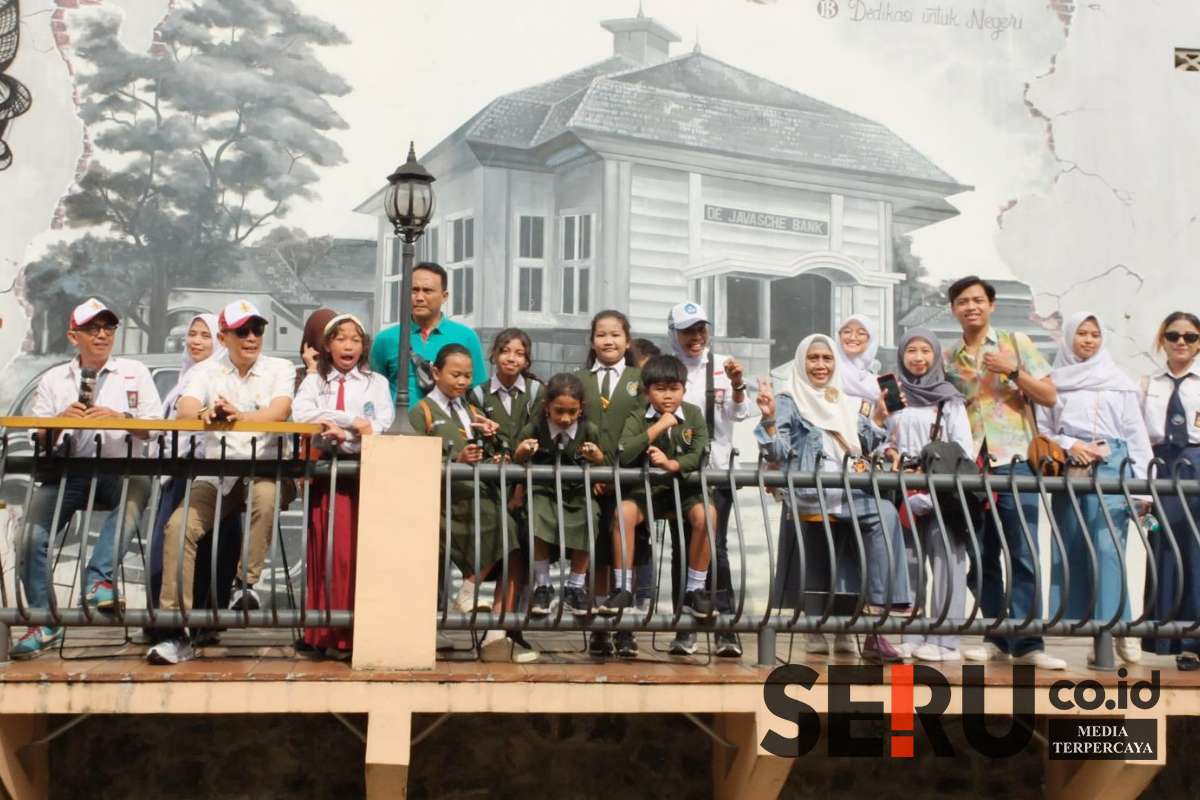 Warga Kota Malang berfoto bersama diatas jembatan ikon Kampung Sekabrom dalam walking tour. (ska) - Walking Tour dan Festival Najaj Halokes, Cara Unik Promosikan Kayutangan Heritage