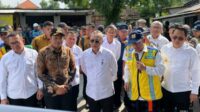 Zulkifli Hasan bersama beberapa pejabat terkait saat melihat pemetaan sawah di desa Mliriprowo. (sda1) - Petani Sidoarjo Keluhkan Irigasi Tak Maksimal, Begini Jawaban Menko Pangan