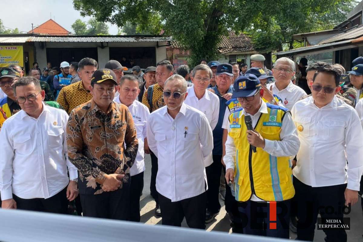 Zulkifli Hasan bersama beberapa pejabat terkait saat melihat pemetaan sawah di desa Mliriprowo. (sda1) - Petani Sidoarjo Keluhkan Irigasi Tak Maksimal, Begini Jawaban Menko Pangan