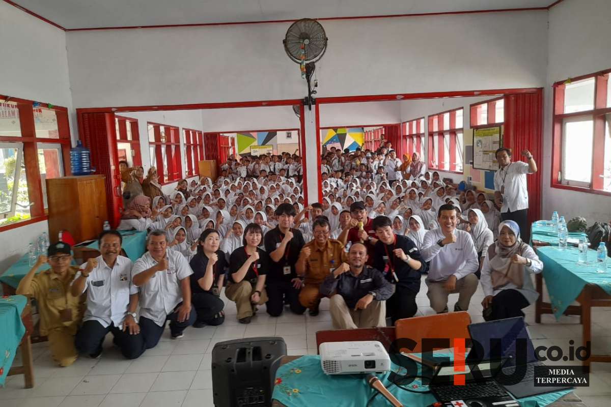 4 orang asal Jepang yang datang ke Jember untuk edukasi kebencanaan. (Seru.co.id/amb) - Japanese Red Cross Society Datang ke Jember, Edukasi Kebencanaan pada Masyarakat