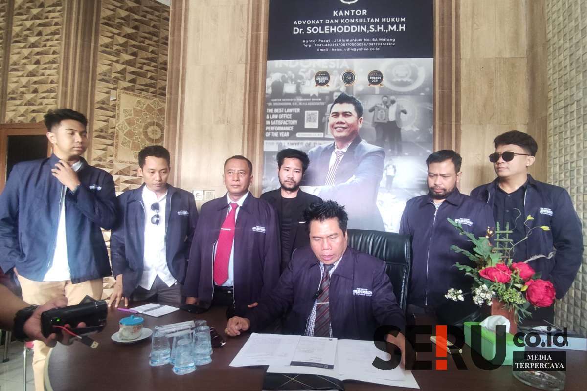 Advokat Dr Solehoddin SH MH dan Asosiates, serta Humas UWG menyampaikan somasi terbuka. (rhd) - Dianggap Menghina, UWG Malang Somasi Terbuka Akun IG @gilang.her