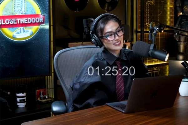 Agnez Mo saat klarifikasi di podcast Close The Door. (ist/ Youtube @Deddy Corbuzier) - Didenda Rp1,5 Miliar, Agnez Mo Sindir Adanya Pihak Serakah