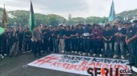 Aksi demo yang digelar di depan DPRD Kota Malang. (ska) - Koalisi Masyarakat Sipil Malang Raya Tolak Efisiensi Anggaran Pendidikan Kesehatan dan Pelayanan Publik