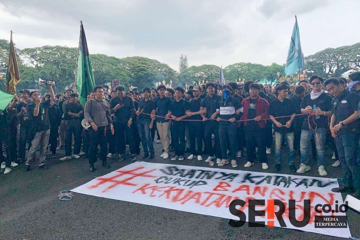 Aksi demo yang digelar di depan DPRD Kota Malang. (ska) - Koalisi Masyarakat Sipil Malang Raya Tolak Efisiensi Anggaran Pendidikan Kesehatan dan Pelayanan Publik