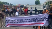 Aksi demonstrasi yang dilakukan oleh ribuan massa di depan Kantor Pemkab Jember. (Seru.co.id/amb) - Ribuan Massa Gerudug Kantor Pemkab, Minta Jalan Provinsi di Jember Dapat Dilewati Truk Lagi