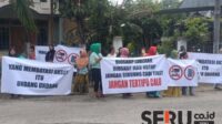 Aksi emak-emak yang turun ke jalan untuk luapkan aspirasi tentang truk ODOL. (Seru.co.id/amb) - Puluhan Emak-emak di Jember Demo, Suarakan Pro Kontra Truk ODOL yang Lewat Jalan Provinsi