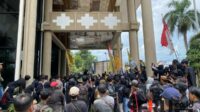 Aksi unjuk rasa masyarakat Jember tolak tambak modern. (Seru.co.id/amb) - Warga Jember Demo Tuntut Tambak yang Merusak dan Cemari Lingkungan Ditutup