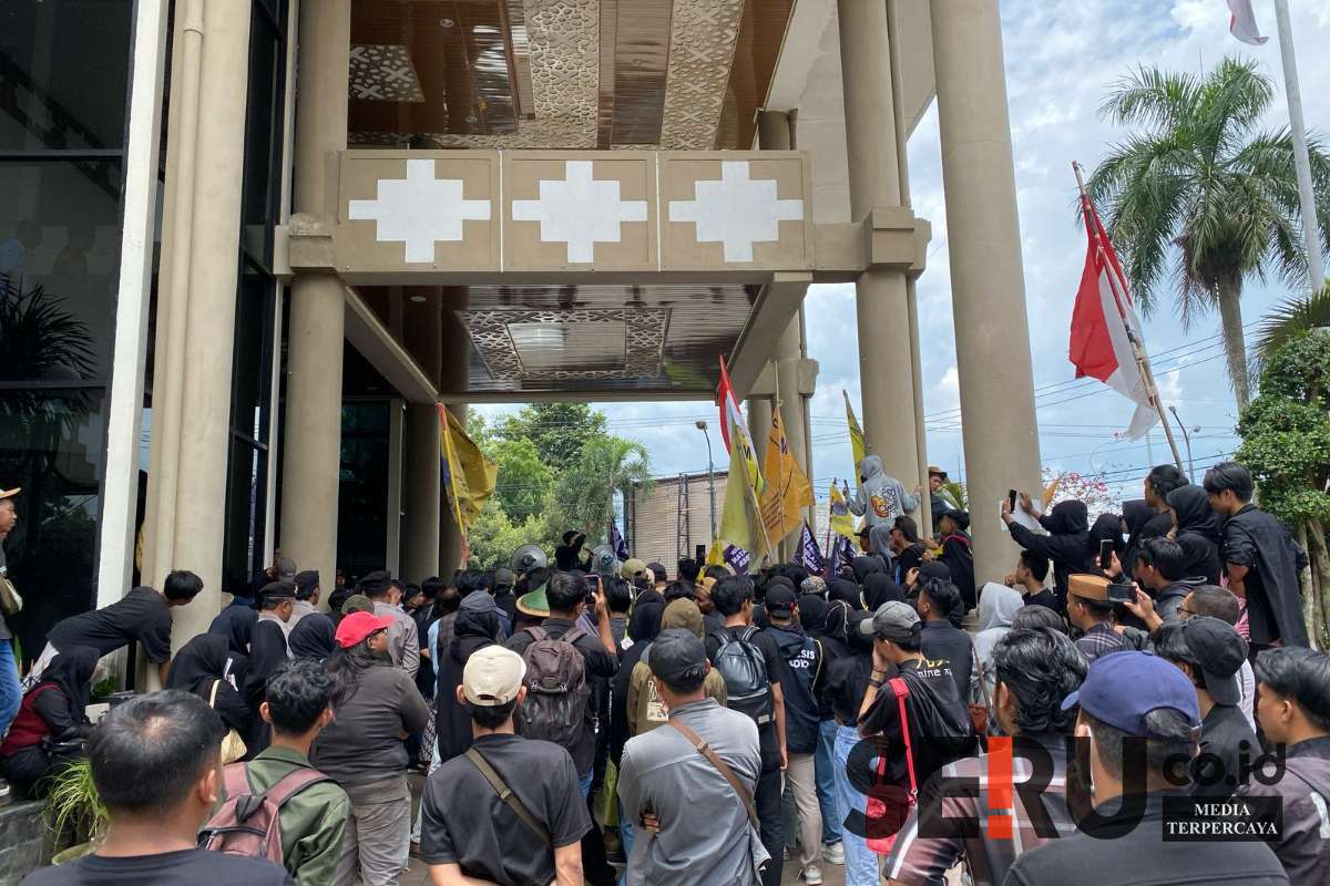 Aksi unjuk rasa masyarakat Jember tolak tambak modern. (Seru.co.id/amb) - Warga Jember Demo Tuntut Tambak yang Merusak dan Cemari Lingkungan Ditutup