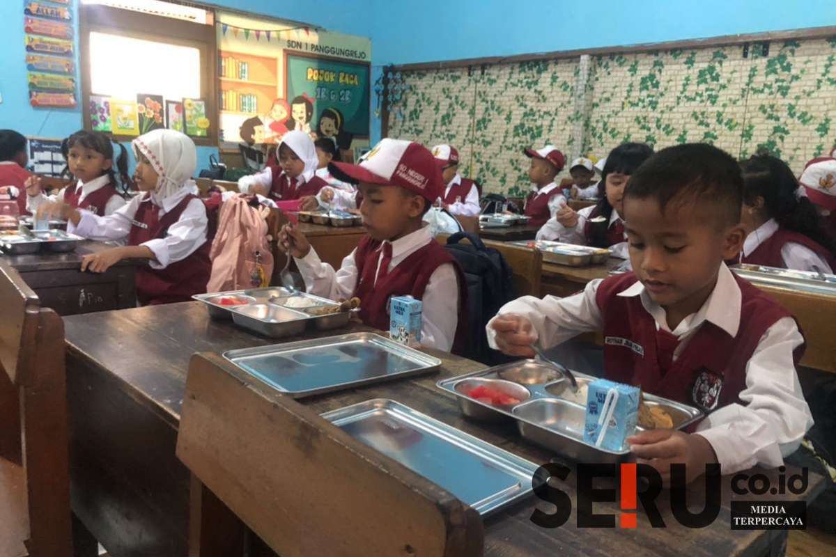 Anak-anak yang tengah makan yang dapat dari Program MBG. (Seru.co.id/wul) - Program MBG, Kabupaten Malang Butuh 33 Unit Dapur SPPG
