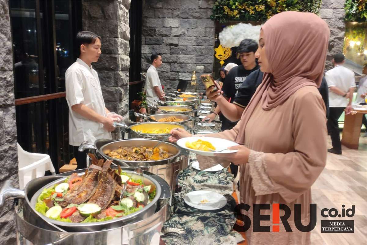 Animo pengunjung menikmati beraneka ragam menu Iftar on The Sky. (rhd) - The Batu Hotel & Villas Tawarkan Iftar on The Sky Rp119K