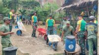 Peringati HUT ke-64 Kostrad, Babinsa Arjosari Karya Bakti Kebersihan Lingkungan di Kampung Semar