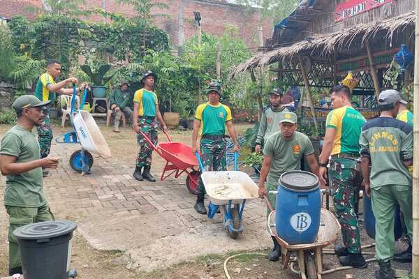 Peringati HUT ke-64 Kostrad, Babinsa Arjosari Karya Bakti Kebersihan Lingkungan di Kampung Semar