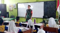 Babinsa Arjosari Kenalkan Metode Gasing Kepada Siswa SDN 2 Arjosari
