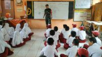 Babinsa Bareng Berikan Wawasan Kebangsaan Siswa-siswi SDN Bareng 5